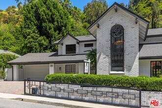 1060 Chantilly Rd in Los Angeles, CA - Building Photo - Building Photo