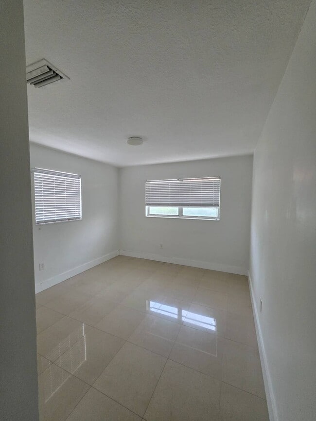 3292 SW 24th St in Miami, FL - Building Photo - Building Photo