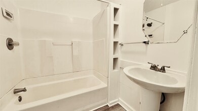 105 Clear Lake Rd in Highlands, TX - Building Photo - Building Photo