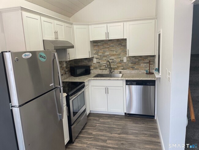 377 Horse Pond Rd in Madison, CT - Building Photo - Building Photo