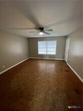 4705 Dahlia Ln, Unit 2 in Victoria, TX - Building Photo - Building Photo