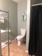135 Bixler Rd, Unit Studio Apartment in Indianapolis, IN - Foto de edificio - Building Photo
