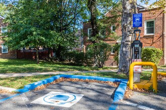 Parkway Village in Jamaica, NY - Foto de edificio - Building Photo
