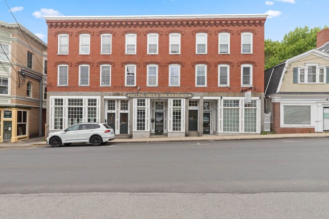 16-24 Market St in Amesbury, MA - Foto de edificio - Building Photo