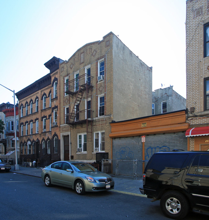 214 Schaefer St in Brooklyn, NY - Foto de edificio