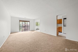 823 Edison Glen Terrace in Edison, NJ - Building Photo - Building Photo