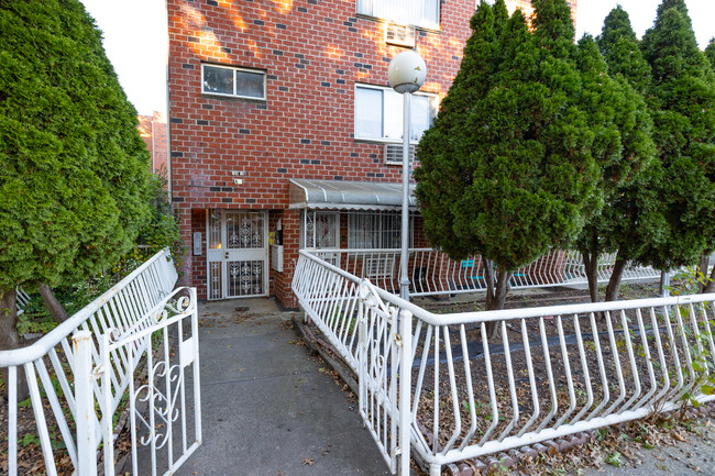 16021 Sanford Ave in Flushing, NY - Building Photo - Building Photo