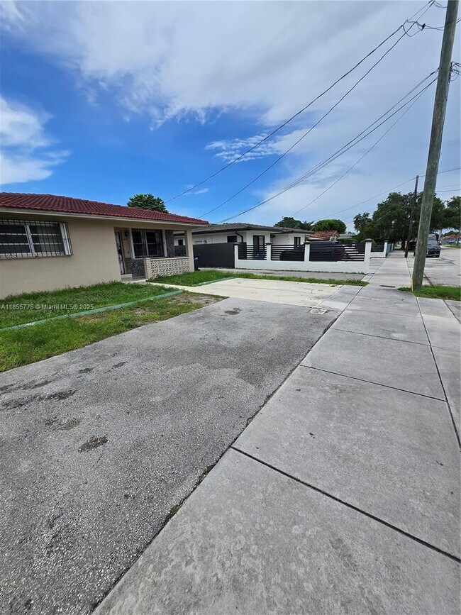 8857 SW 27th St in Miami, FL - Building Photo - Building Photo