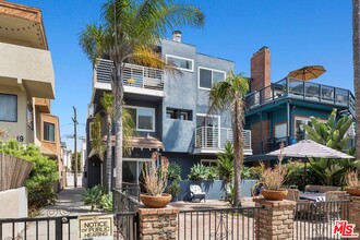 1 Buccaneer St in Marina Del Rey, CA - Building Photo - Building Photo