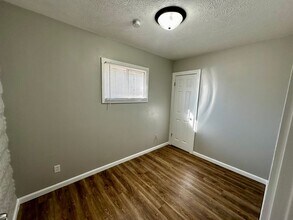 317 Sunnyside Ave in Dodge City, KS - Building Photo - Building Photo