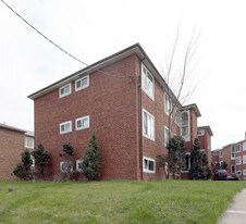 2251 Jane St in Toronto, ON - Building Photo