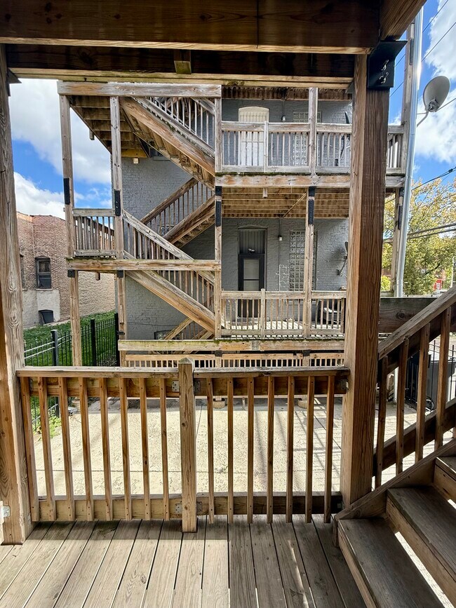 1142 S Francisco Ave, Unit 1142 in Chicago, IL - Building Photo - Building Photo