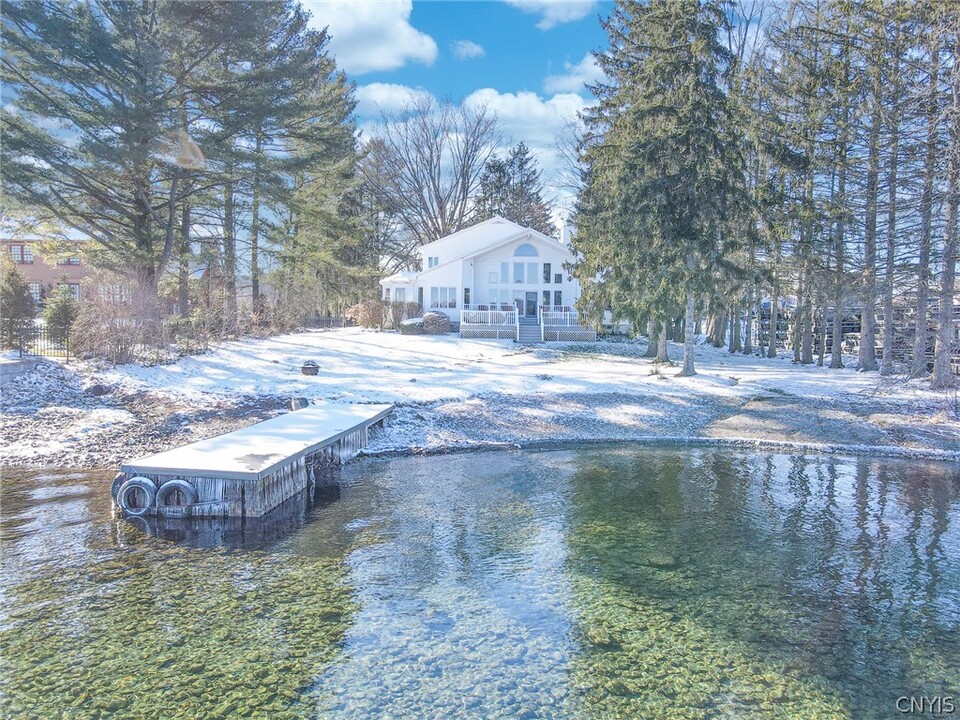 1916 W Lake Rd in Skaneateles, NY - Foto de edificio