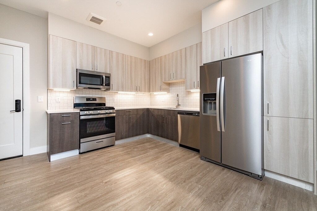 310 Bremen St, Unit #1 in Boston, MA - Foto de edificio