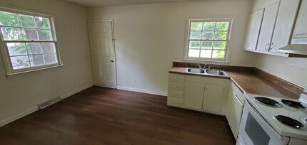 1812 Muncey Ln in Greensboro, NC - Building Photo - Building Photo