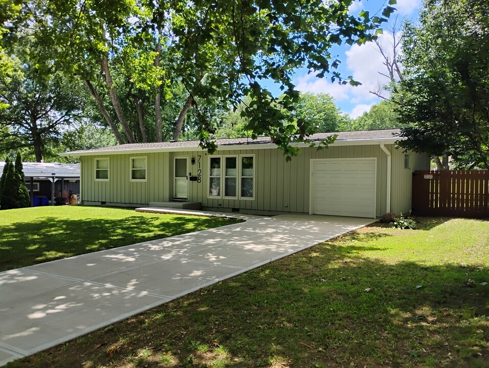 7128 Lowell Ave in Overland Park, KS - Building Photo