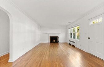 8 Deerwood Ct in Norwalk, CT - Building Photo - Building Photo