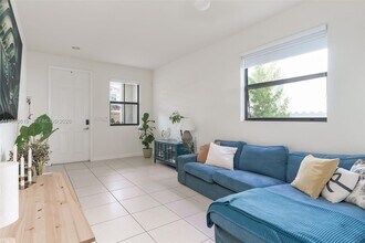 8885 NW 102nd Ct in Doral, FL - Building Photo - Building Photo