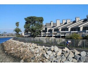 340 Spinnaker Way in Seal Beach, CA - Foto de edificio - Building Photo