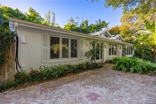 295 6th St N in Naples, FL - Building Photo