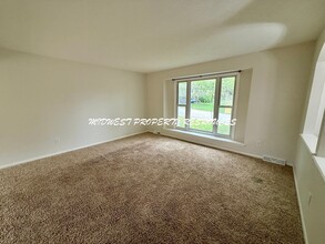 3602 NE Chapel Dr in Lee's Summit, MO - Building Photo - Building Photo