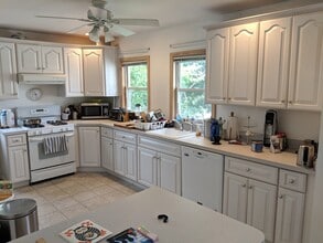 27 Milton Ave, Unit #2 in Newton, MA - Foto de edificio - Building Photo