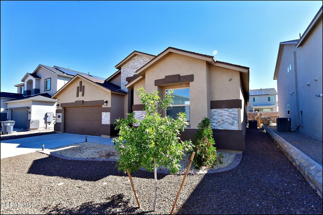 10716 Drew Pearson Dr in El Paso, TX - Building Photo