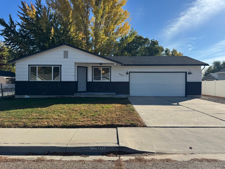 903 Sunny Ln in Nampa, ID - Building Photo