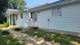 39W910 US-20 in Elgin, IL - Building Photo