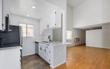 132 Clark Dr in Los Angeles, CA - Building Photo - Interior Photo