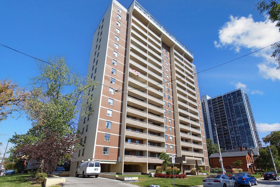 Haldimand Apartments in Hamilton, ON - Building Photo