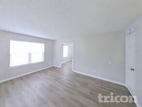 8259 Ehlerbrook Rd in Indianapolis, IN - Foto de edificio - Building Photo