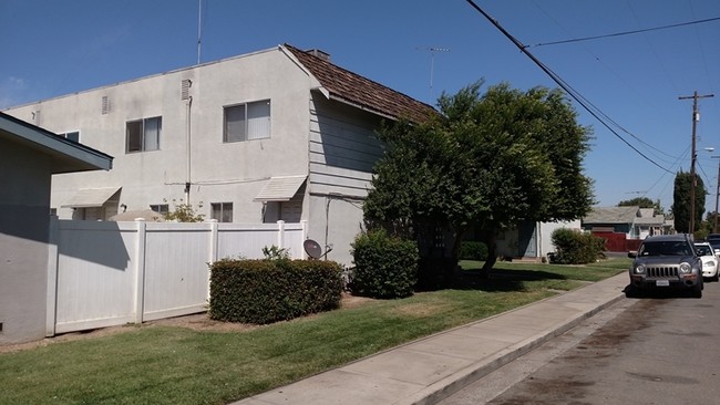 Alpine Townhouse Apartments in Riverbank, CA - Building Photo - Building Photo