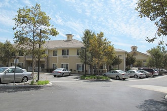 Holiday Simi Hills in Simi Valley, CA - Foto de edificio - Building Photo