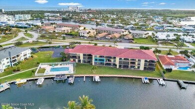 300 S Banana River Blvd in Cocoa Beach, FL - Foto de edificio - Building Photo