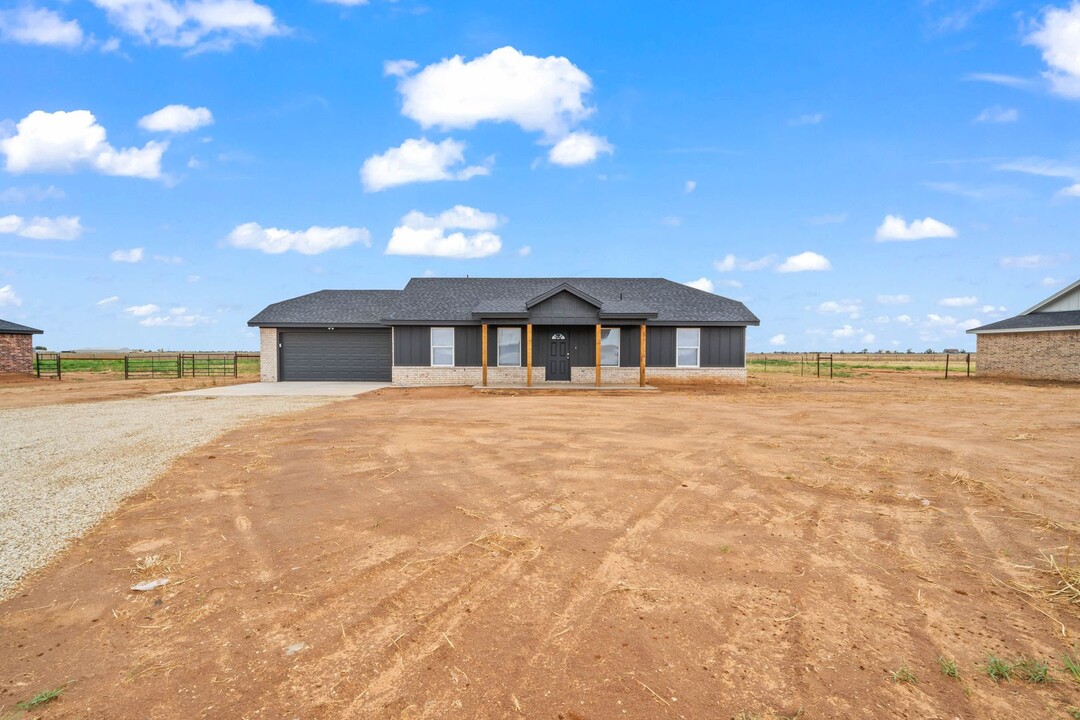 203 North F M 789 in Slaton, TX - Building Photo