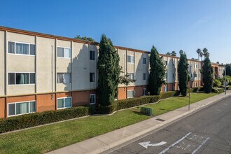 Club Acacia Apartments in Fullerton, CA - Foto de edificio - Building Photo