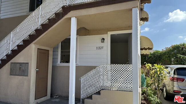 11225 Emelita St in Los Angeles, CA - Building Photo - Building Photo