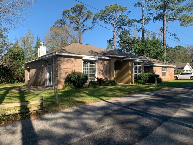 109 Point Comfort Rd in Mary Esther, FL - Building Photo - Building Photo