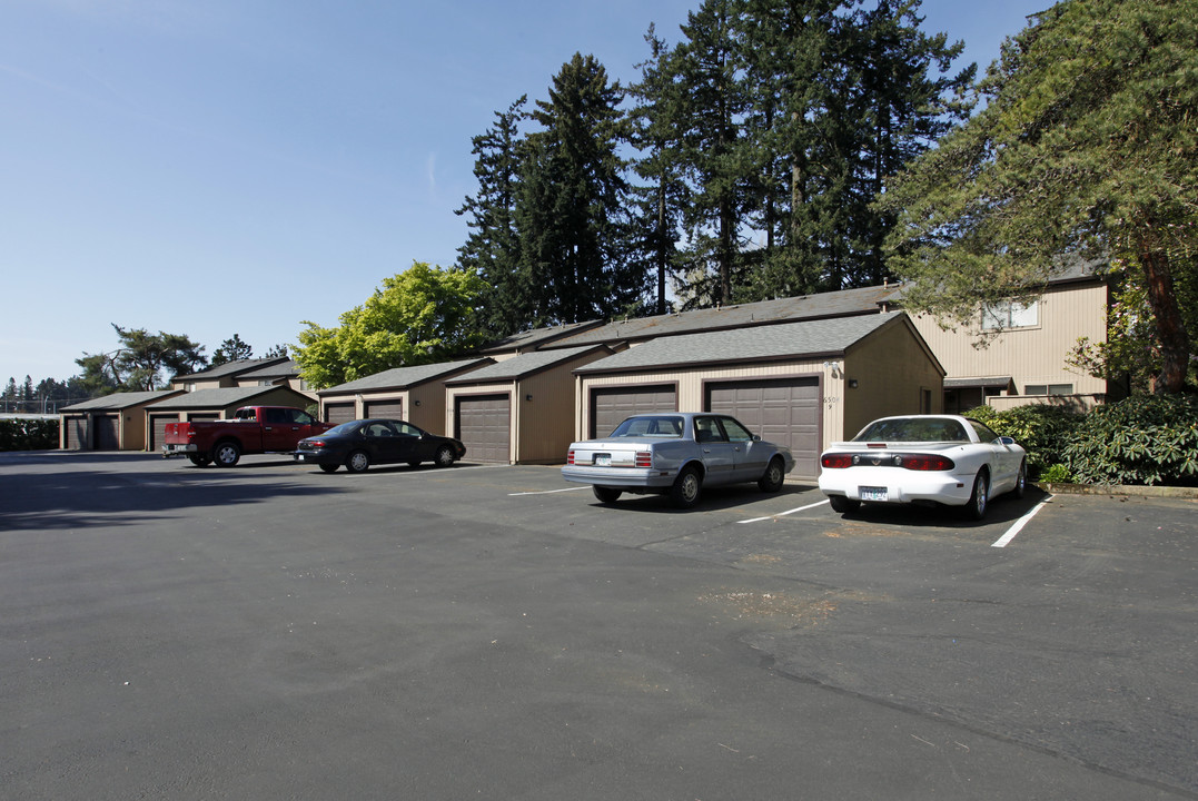 Courtside Manor in Salem, OR - Building Photo