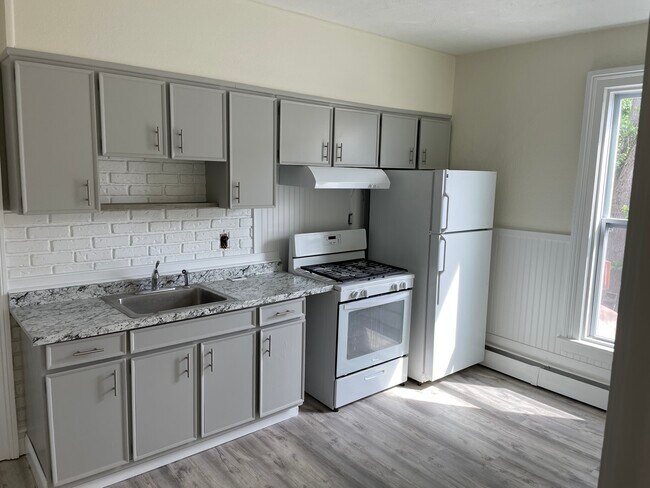 54 Main St N, Unit Apartment 4 in Castleton On Hudson, NY - Building Photo - Building Photo