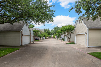 Village of Prestonwood West in Dallas, TX - Building Photo - Building Photo