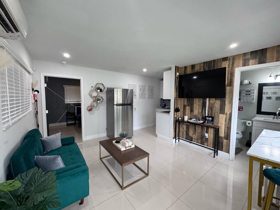 2890 SW 17th St in Fort Lauderdale, FL - Building Photo