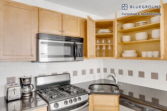 302 8th Ave in New York, NY - Building Photo - Building Photo