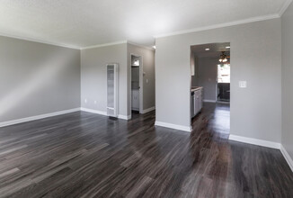 San Dimas Village Apartments in San Dimas, CA - Foto de edificio - Interior Photo