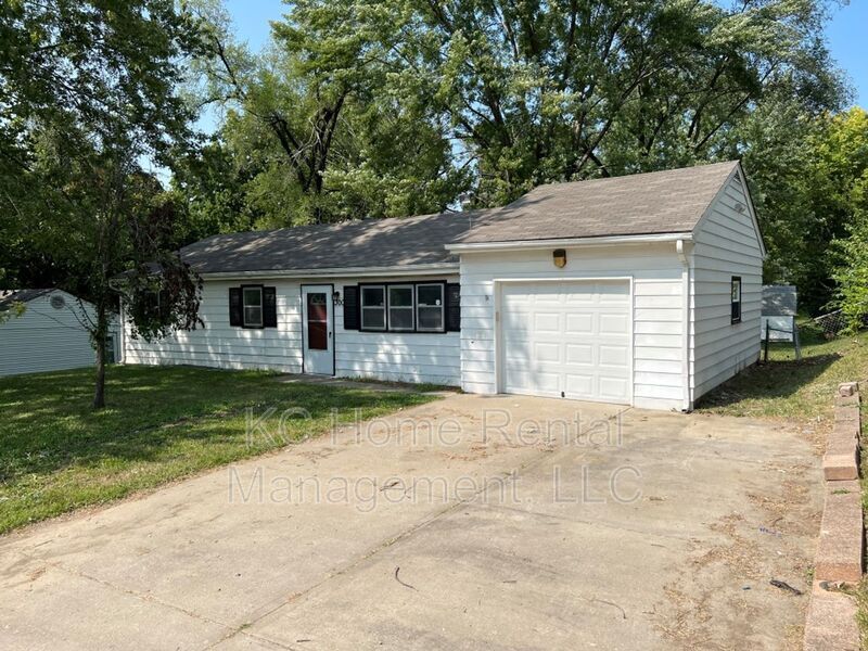 300 NW 63rd St in Kansas City, MO - Building Photo