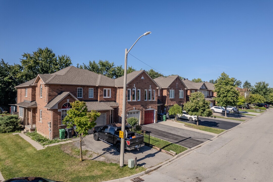 1 Berkindale Crt in Brampton, ON - Building Photo