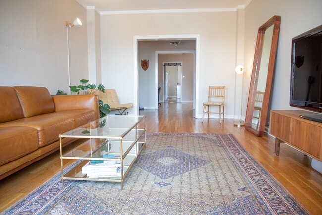 434 W Roscoe St, Unit 2A in Chicago, IL - Foto de edificio - Building Photo