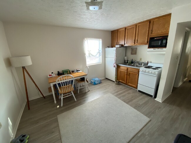 1201 Clement St, Unit Apartment E in Radford, VA - Foto de edificio - Building Photo