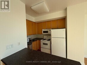 21 Hillcrest Ave in Toronto, ON - Building Photo - Building Photo